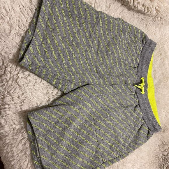 Marc Jacobs fleece bermuda shorts feature an all-over The Marc Jacobs print. - Picture 3 of 5